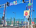 Przejście graniczne położonej jest w środku pasa startowego, który zamykany jest kilka razy dziennie na start i lądowanie samolotu